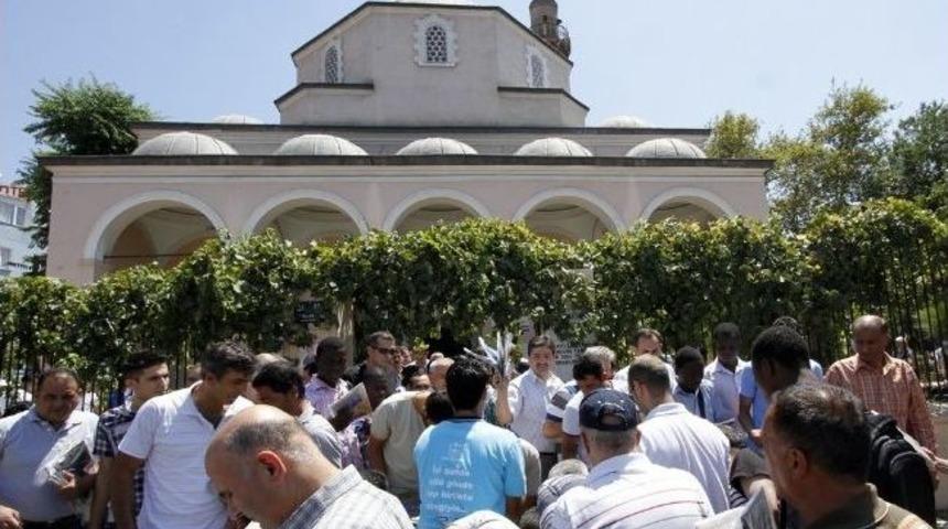 Chp'li Belediye'nden Namaz Sonrası Seccade Süprizi