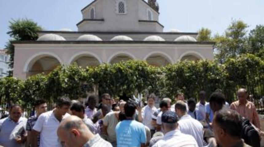 CHP'li Konak Belediyesi Cami &Ccedil;ıkışlarında Seccade Dağıttı