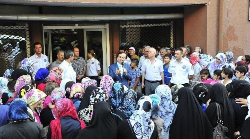 Sevgi Market Bayram &Ouml;ncesi &Ccedil;ocukları Sevindirdi