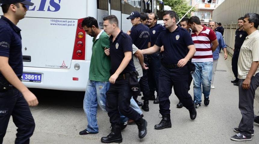 Kocaeli'nde G&ouml;zaltına Alınan Uyuşturcu Ş&uuml;phelilerinden 31'i Tutuklandı