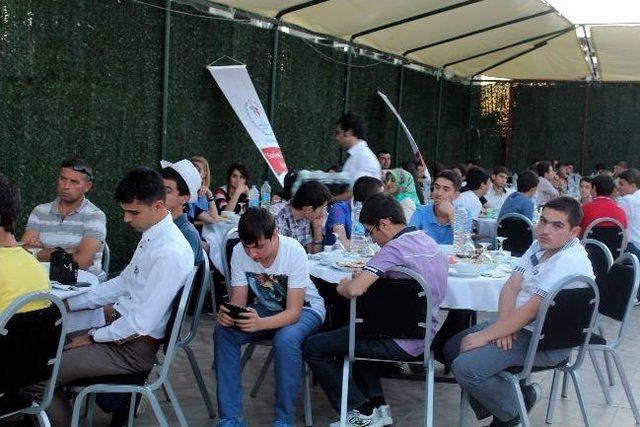 Diyarbakır Valisi Kıraç Dezavantajlı Gençlerle Biraraya Geldi