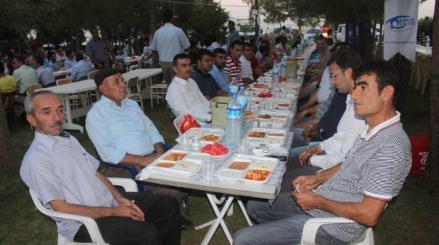 Kimse Yok Mu Derneği'nden İftar Yemeği