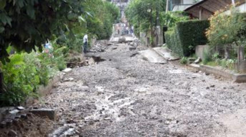Sağanak Yağış Sakarya'da Caddeleri G&ouml;le &Ccedil;evirdi