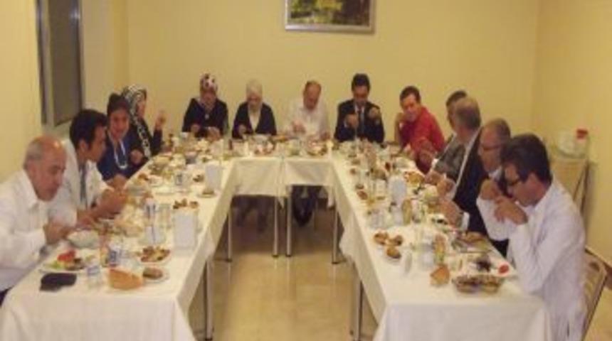 Bakan M&uuml;ezzinoğlu Hastanede Sahur Yaptı