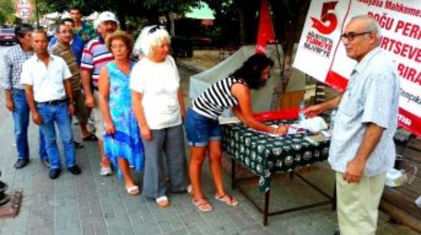 Sel&ccedil;uk'ta İş&ccedil;i Partisi İmza Masası Kurdu