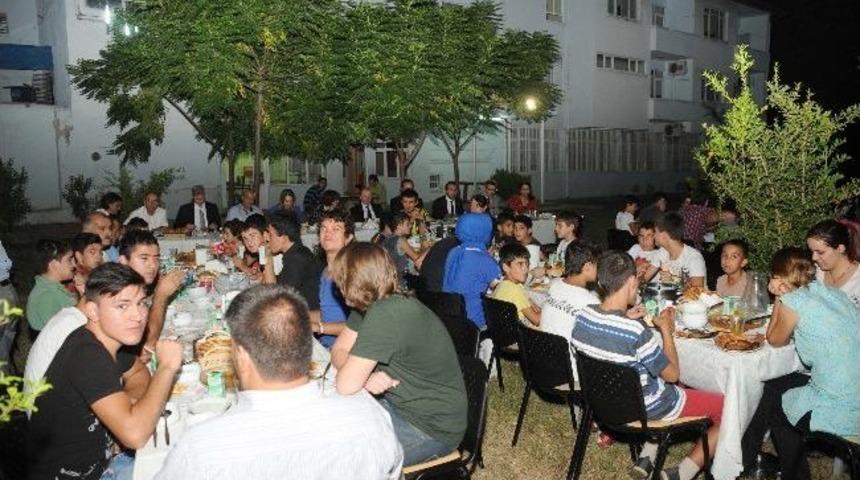 Vali &Ouml;zt&uuml;rk Sevgi Evleri'nde İftar Yemeğine Katıldı