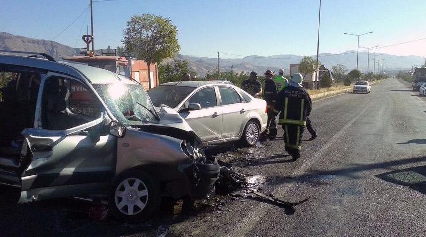 Malatya&rsquo;da Trafik Kazası: 1 &Ouml;l&uuml;, 9 Yaralı