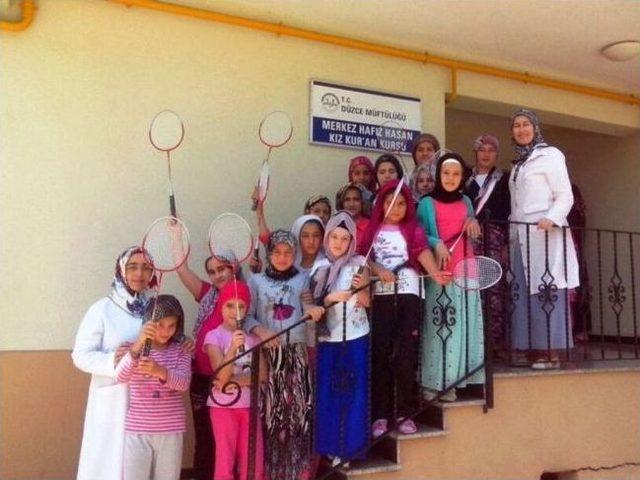 Camilerde Badminton Heyecanı