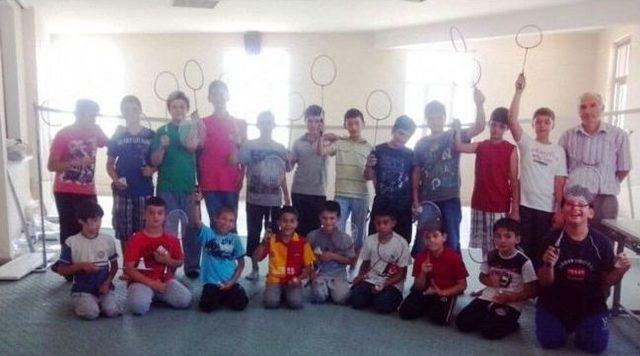 Camilerde Badminton Heyecanı