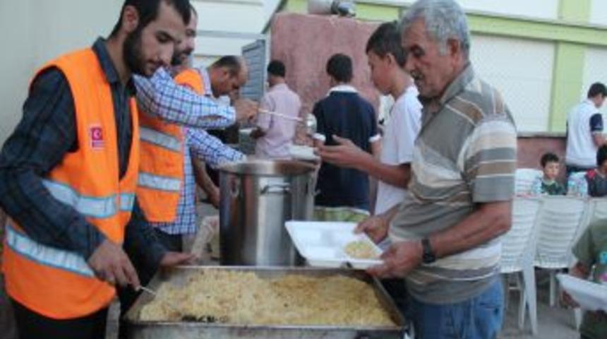 'Her K&ouml;yde Bir İftar Kampanyası' Ile G&ouml;n&uuml;lleri Fethettiler