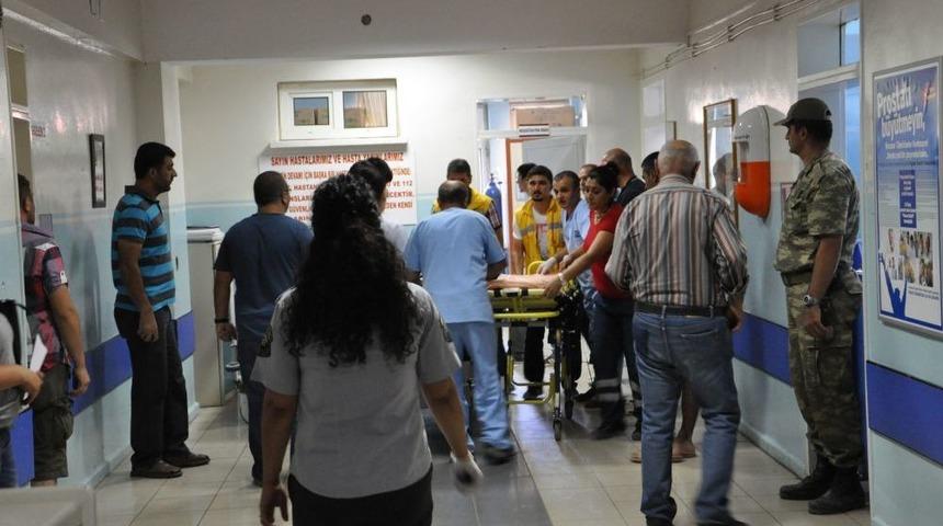 D&uuml;ğ&uuml;ne Giden Ara&ccedil; Kaza Yaptı: 3 Yaralı