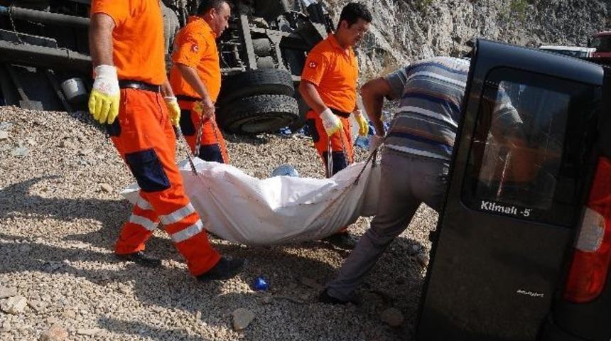 Freni Patlayan Tır&rsquo;ın S&uuml;r&uuml;c&uuml;s&uuml; &Ouml;ld&uuml;