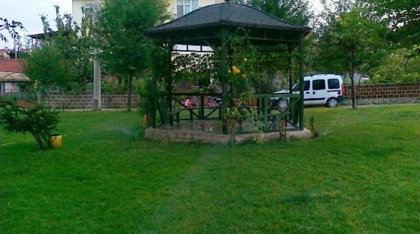 Mahalle Halkı G&ouml;n&uuml;ll&uuml; Park Bakıcılığı Yapıyor