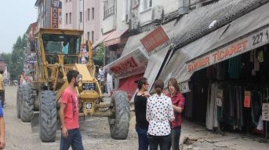 Bartın'da İşyerlerinin Yağmurluk Tenteleri &Ccedil;&ouml;kt&uuml;