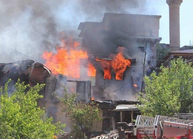 Erzincan'da Köy Yangını