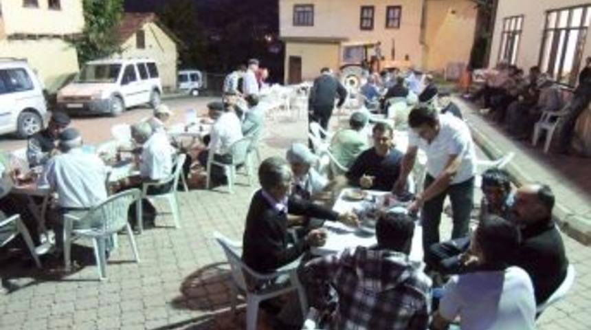 K&ouml;yl&uuml;ler Birlikte Iftar Yapıp, Dua Kulesi Kuruyor
