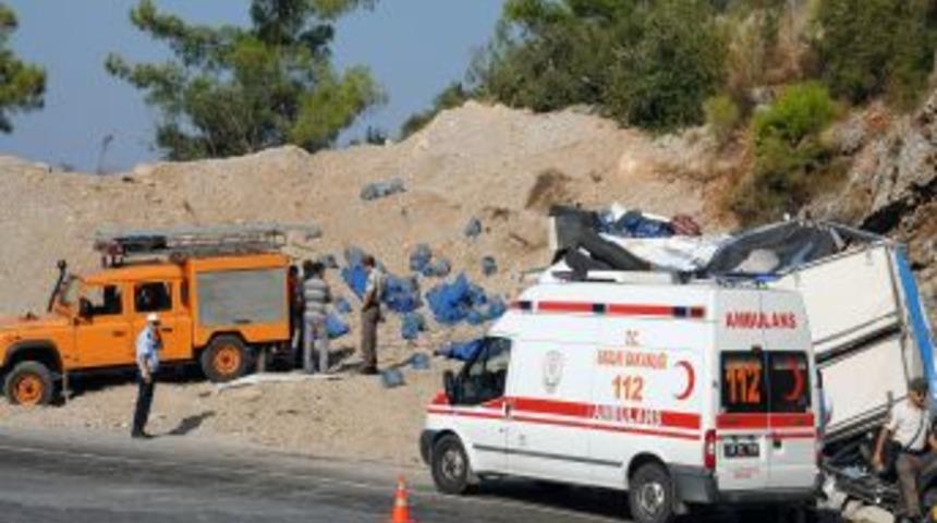 Freni Patlayan TIR Dağa &Ccedil;arptı: 1 &Ouml;l&uuml;