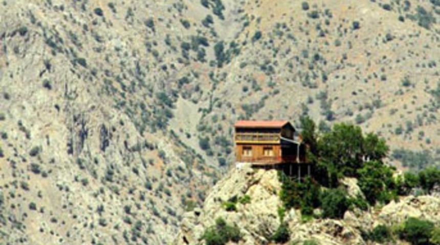 Emekli &ccedil;ift evini kayalıklara yaptı