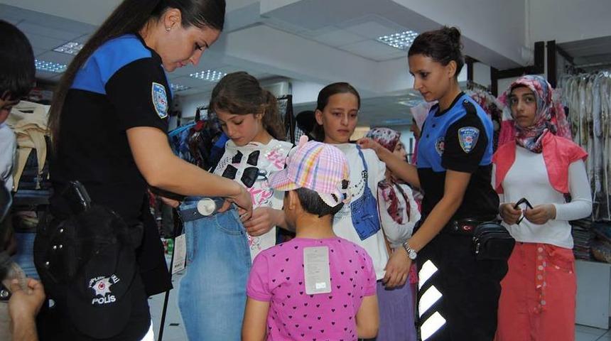 Polis Amcalarından &Ccedil;ocuklara Bayramlık
