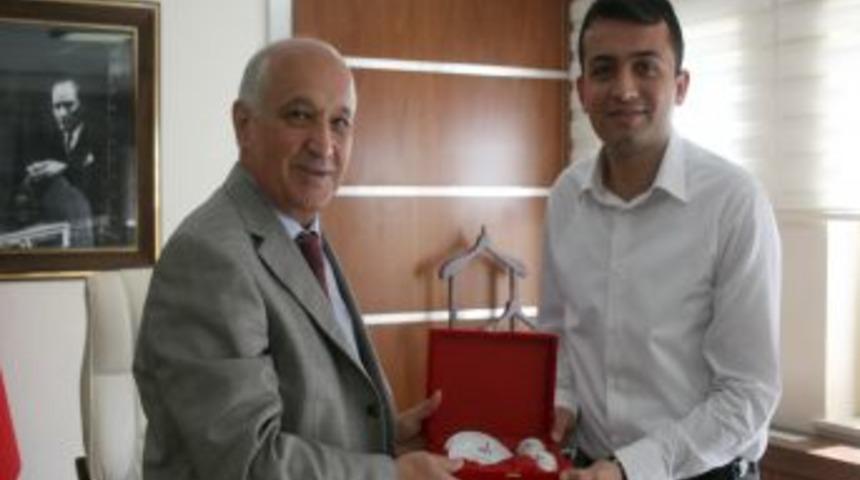 Kızılay Başkanı, Halfeti Kaymakamı'nı Ziyaret Etti