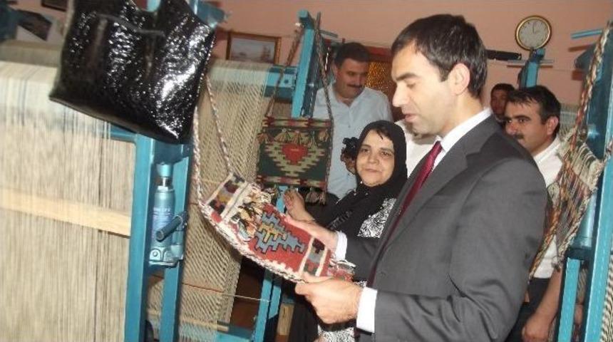 Meşhur K&uuml;re Kilimi Hediye Edildi