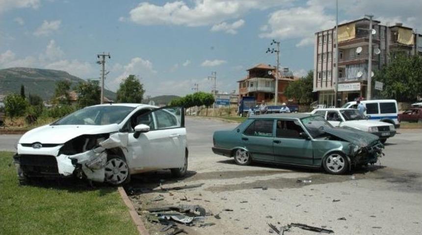 Bucak&rsquo;ta İki Otomobil &Ccedil;arpıştı: 4 Yaralı