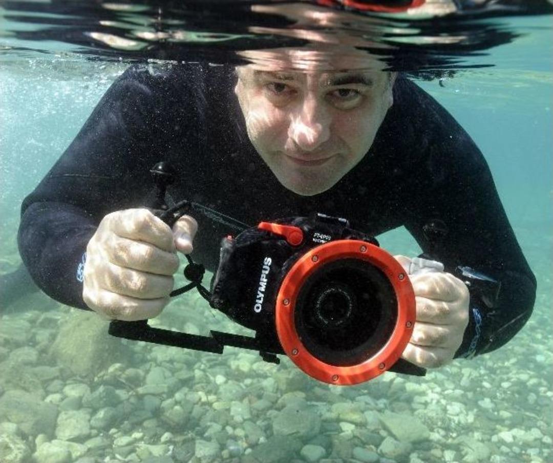 &Ouml;d&uuml;ll&uuml; Fotoğraf&ccedil;ı B&uuml;lent Şelli, &Ccedil;andarlı K&ouml;rfezi&rsquo;nin Derinliklerini G&ouml;r&uuml;nt&uuml;ledi