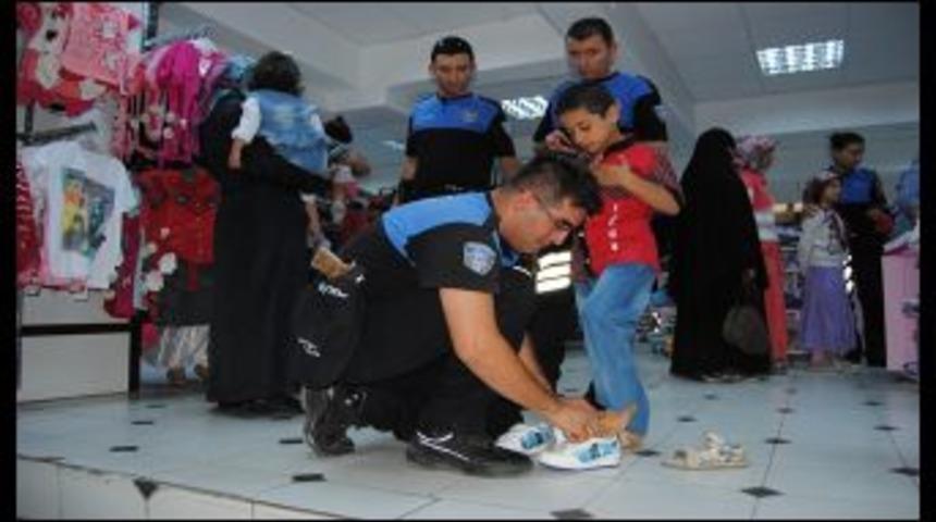 Polisler 100 &ccedil;ocuğu sevindirdi