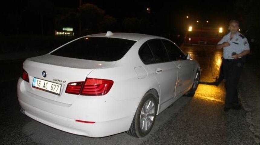 Otomobil &Ccedil;alan Hırsızlar Polisle &Ccedil;atıştı