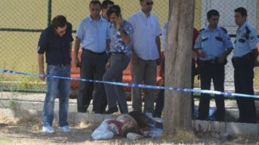 İzmir&rsquo;de Parkta Bı&ccedil;aklı Kavga: 1 &Ouml;l&uuml;, 2 Yaralı