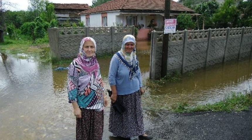 Aniden Bastıran Yağmur Beraberinde Su Baskını Getirdi