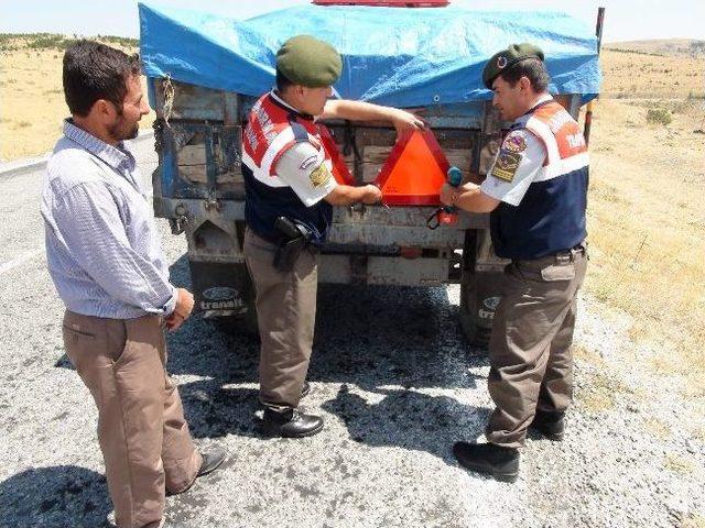 Yozgat Jandarmadan K&ouml;ylerde Broş&uuml;rl&uuml; Anız Yangını Uyarısı 3