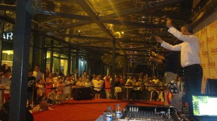 Piazza&rsquo;da Her Cuma Sihirbaz Etkinliği