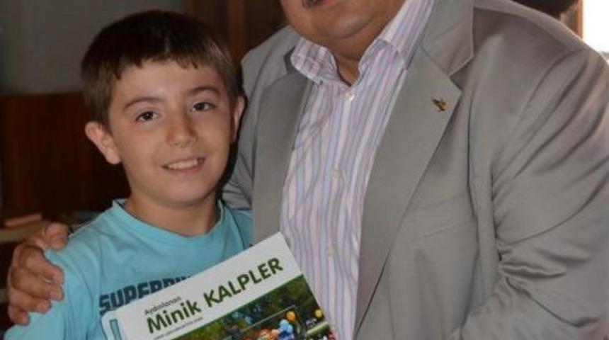 Belediye Başkanı Yağcı, &Ouml;ğrencilere Kitap Hediye Etti