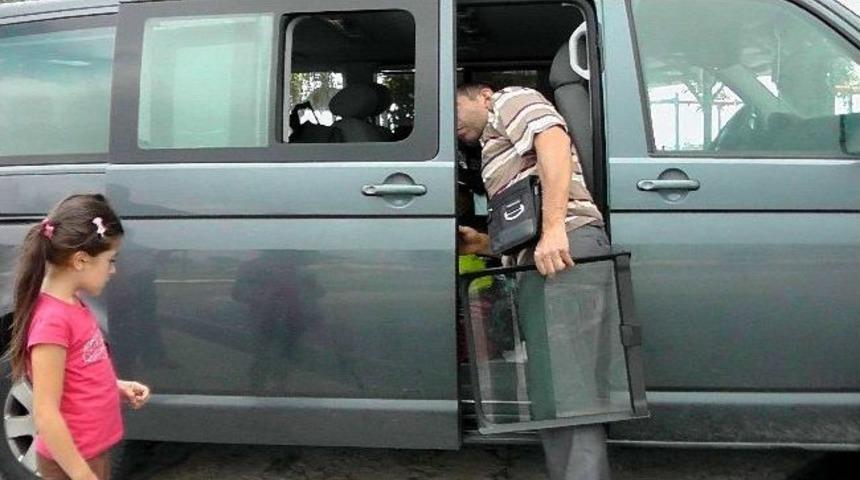 Gurbet&ccedil;inin Aracının Camını Kırıp Valizlerini &Ccedil;aldılar