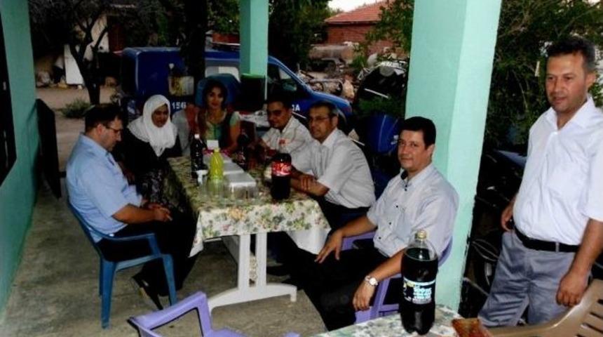 Eşme Kaymakamı Halim, İftarda Şehit Ailesine Misafir Oldu