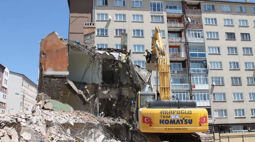 Tekel Binası Yıkımında Tehlikeli &Ccedil;alışma