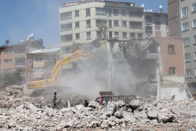 Tekel Binası Yıkımında Tehlikeli &Ccedil;alışma 2