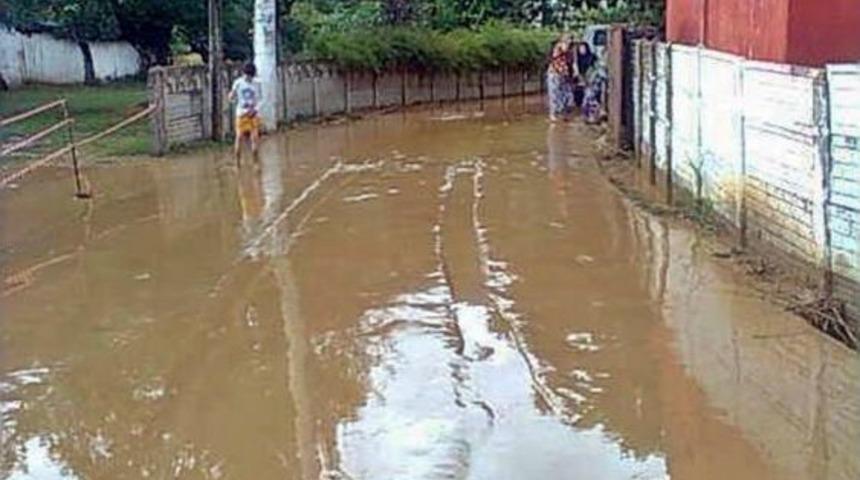 Toprak Kayması Dereyi Tıkadı, Mahalle &Ccedil;amur Deryasına D&ouml;nd&uuml;
