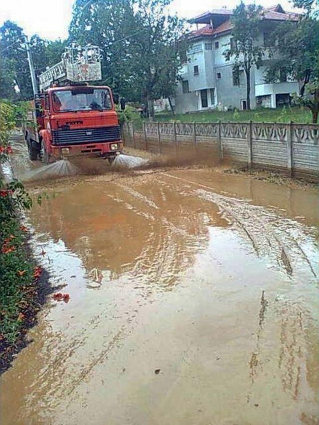 Toprak Kayması Dereyi Tıkadı, Mahalle Çamur Deryasına Döndü