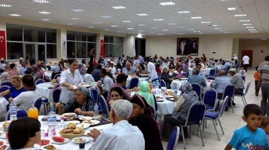 Eşme Belediyesi&rsquo;nden Emekli Personel Ve &Ccedil;alışanlara İftar Yemeği