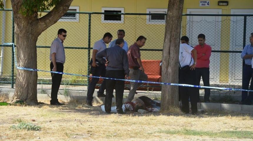 Alkol Aldığı Arkadaşını Bı&ccedil;aklayarak &Ouml;ld&uuml;rd&uuml;, Iki Kişiyi Yaraladı