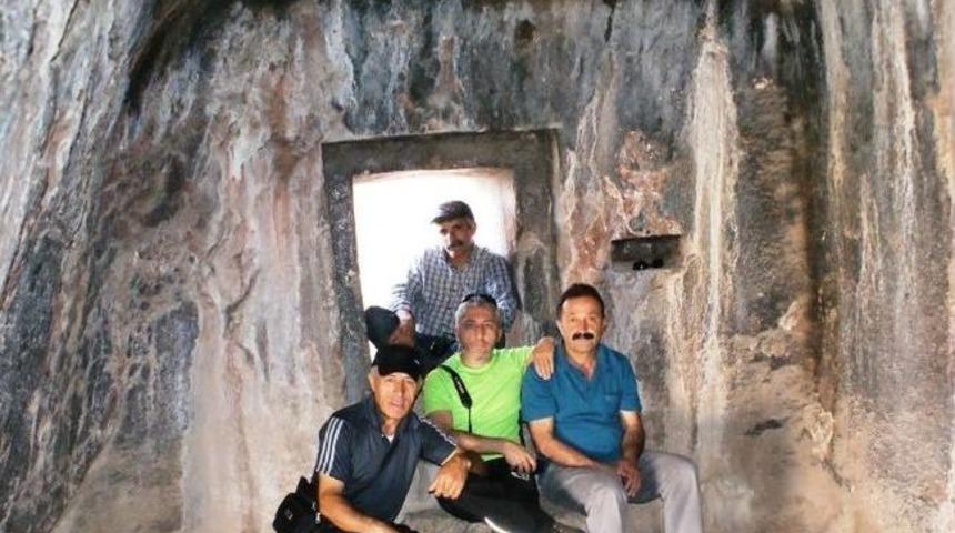 Kaya Mezarlığı Ziyaret&ccedil;ilerini Bekliyor