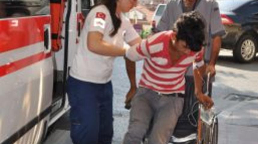 Otomobil Motosiklete &Ccedil;arptı: 2'si Turist 5 Yaralı