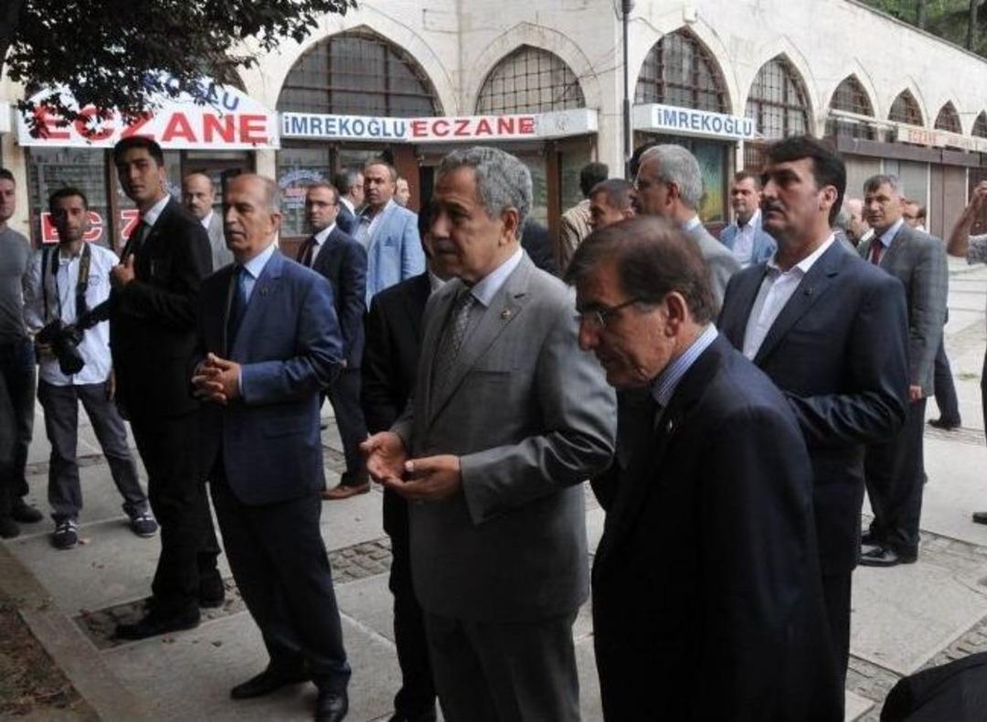 Yıldırım Beyazıd'ın T&uuml;rbesini Ziyaret Eden Başbakan Yardımcısı Arın&ccedil;, T&uuml;rbenin Kilitli Olması Sebebiyle İ&ccedil;eriye Giremedi