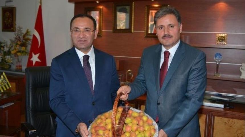 Başbakan Yardımcısı Bekir Bozdağ&rsquo;dan Malatya Belediyesi&rsquo;ne &Ouml;vg&uuml;