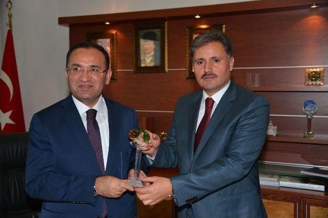 Başbakan Yardımcısı Bekir Bozdağ&rsquo;dan Malatya Belediyesi&rsquo;ne &Ouml;vg&uuml; 1