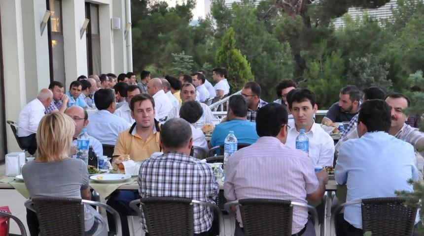 Uşak &Uuml;niversitesi, Personeline Iftar Verdi