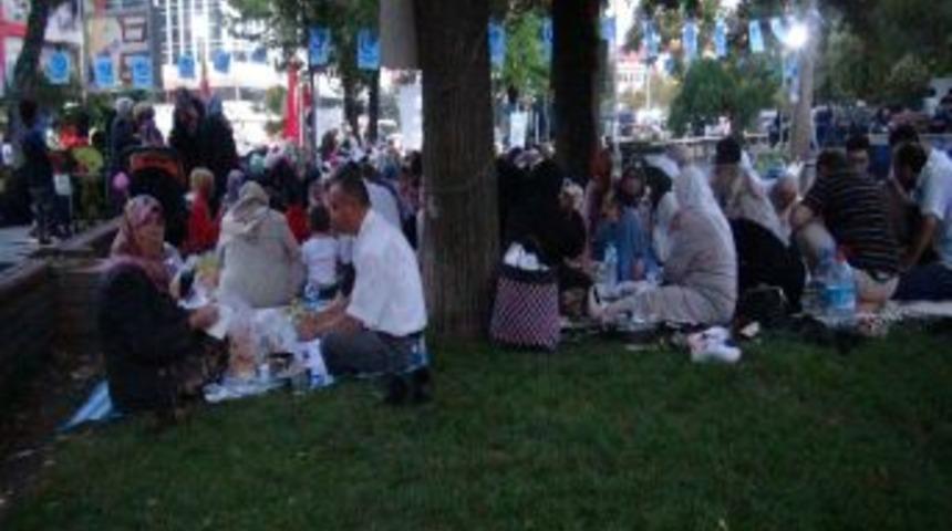 Uşaklılar Mısır&rsquo;daki Darbeyi Protesto I&ccedil;in Parkta Iftar Yaptı