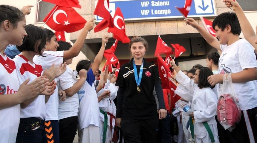 Olimpiyatlardan Altın Madalya Ile D&ouml;nen Merve, Samsun'da T&ouml;renle Karşılandı